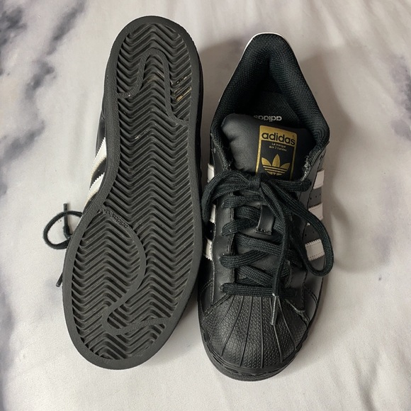 Adidas superstar shoe SIZE US 4 - Picture 2 of 3